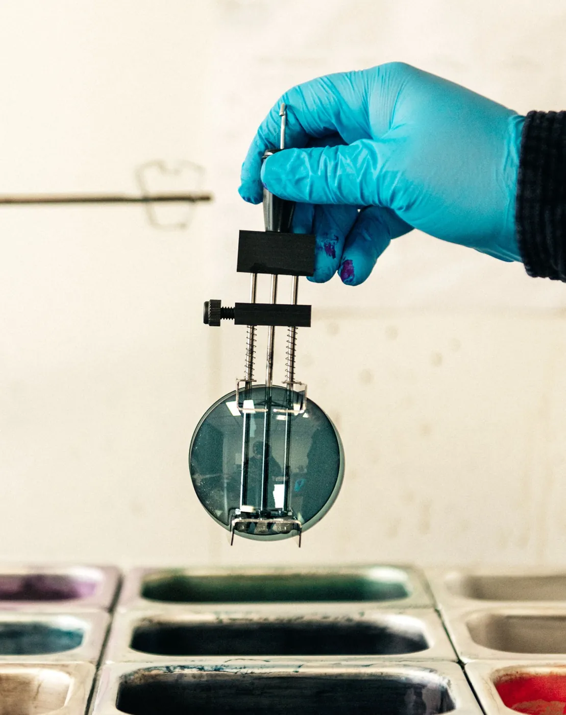 Un verre teinté au-dessus des bacs de couleur du laboratoire